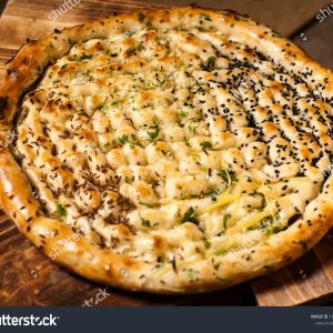 A pizza sitting on top of a wooden cutting board.